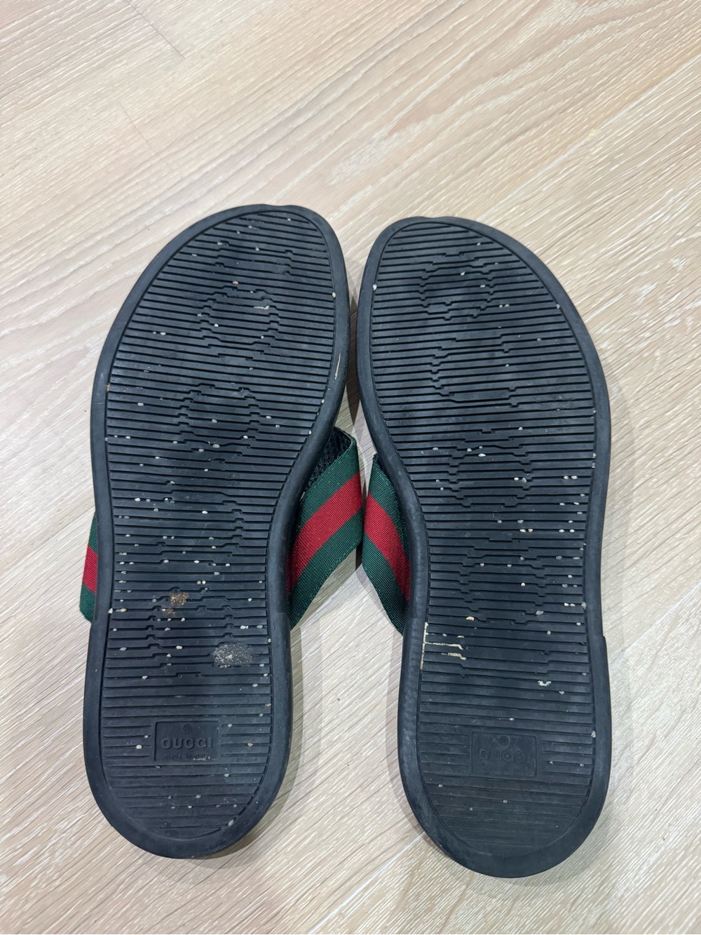 GUCCI Striped Green & Red Webbing Flip Flops - Picture 2 of 3